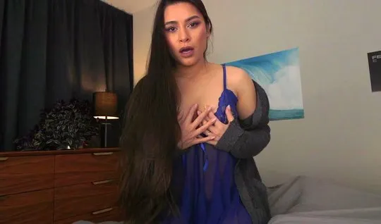 Сексапильная мамочка кончает во время съемки домашнего порно
