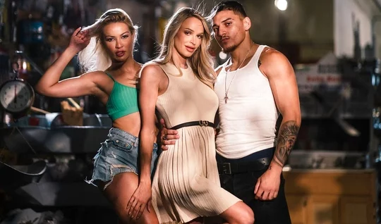 Jinsiy badiiy filmlar Kichkina tola qizlar bilan jinsiy aloqa