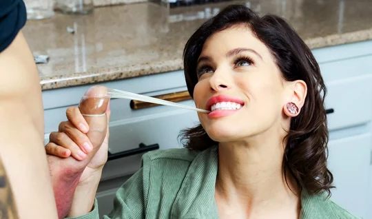 Видео секс ресейлік массажистпен Кішкентай қызы әкесін жыныстық қатынасқа түсуге көндірді.