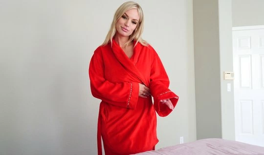 Страсная девушка в красном халате с большой жопой