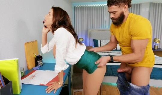 Брюнетка с большими дойками наслаждается сексом в офисе с молодым помощником