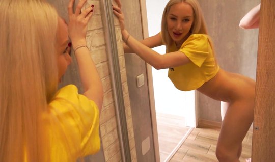 Русская блондинка в позе раком не отказалась от съемки домашнего секса