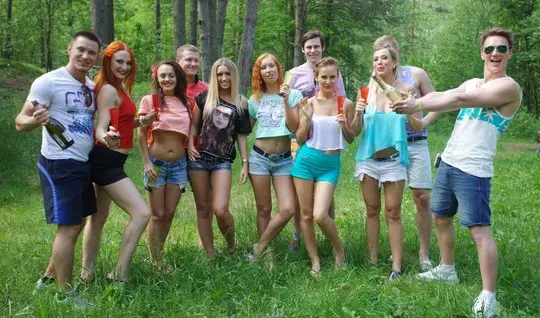 Русские девушки на природе устроили оргию и получили удовольствие