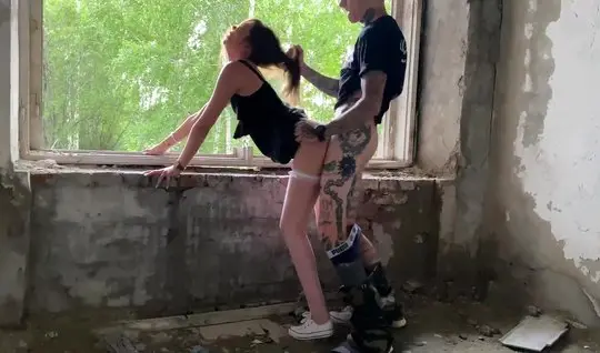 Русская девушка и ее татуированный друг пришли на стройку для съемки домашнего порно