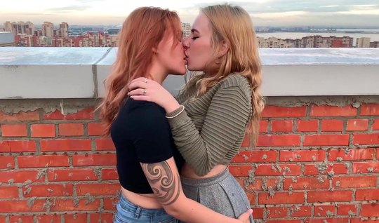 Секс видео: лесбиянки кончают на диванчике дома