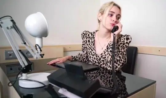 Русская блондинка в офисе не отказывается от порки со своим боссом