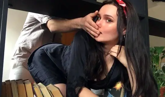Брюнетка в чулках и ее парень обожают русское домашнее порно
