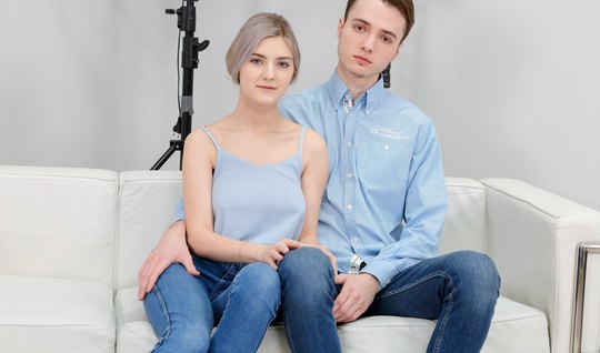 Молодая русская пара занимается сексом на камеру